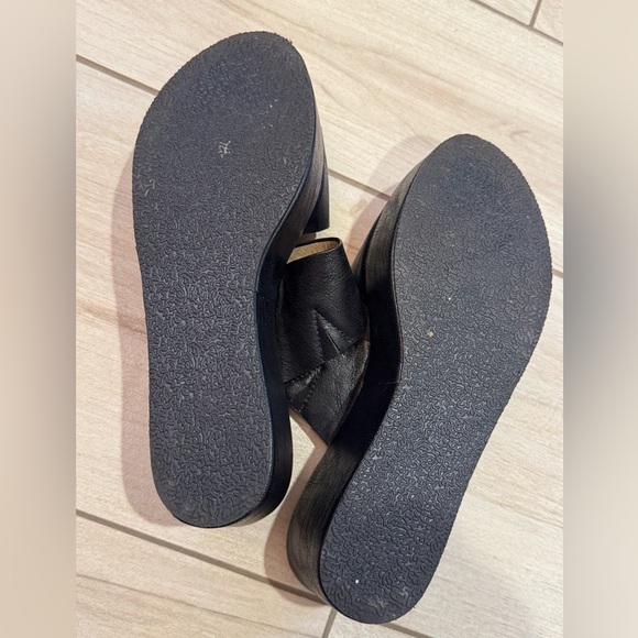 BOUTIQUE by CORKYS Black Shamrock Strappy Sandals - Picture 8 of 10